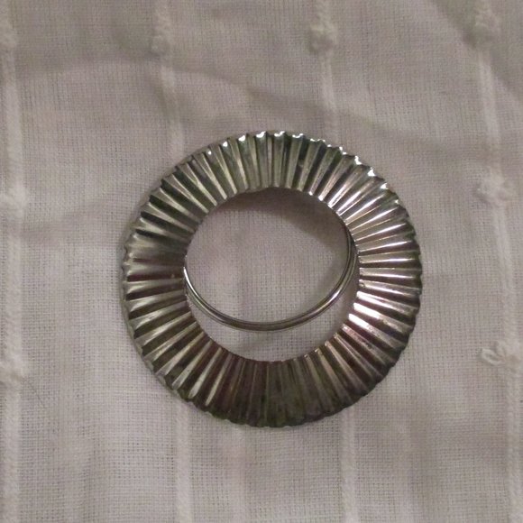Vintage Jewelry - Vintage scarf clip
